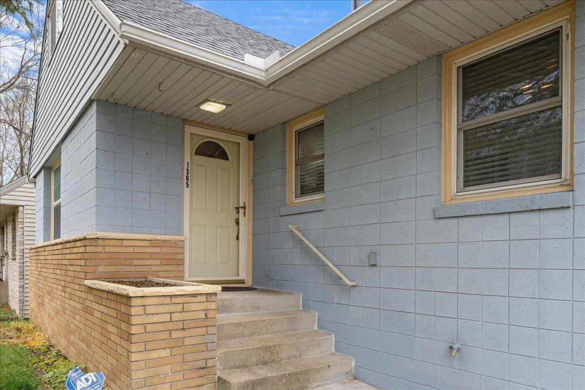 1365 Woodbridge Street, Saint Paul, MN 55117